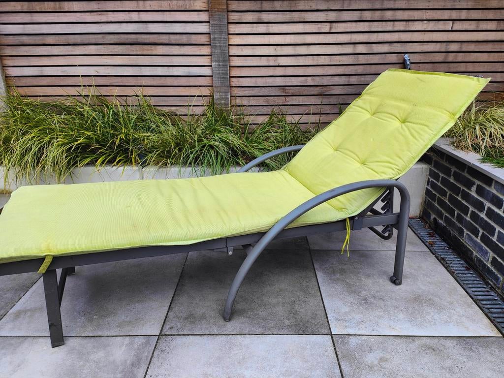 Verstelbaar aluminium tuin ligbed met comfortabel kussen, Ophalen of Verzenden, Gebruikt, Metaal, Verstelbaar