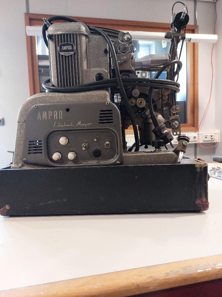 Ampro 16mm filmprojector vintage (bj 1953), Verzamelen, Fotografica en Filmapparatuur, Ophalen, 1940 tot 1960, Projector