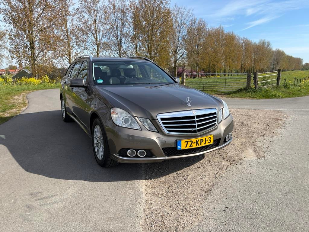 Mercedes-Benz E-Klasse 1.8 E200 CGI Estate AUT 2010 Grijs, Auto's, Mercedes-Benz, Zwart, 4 cilinders, Bruin, 1796 cc