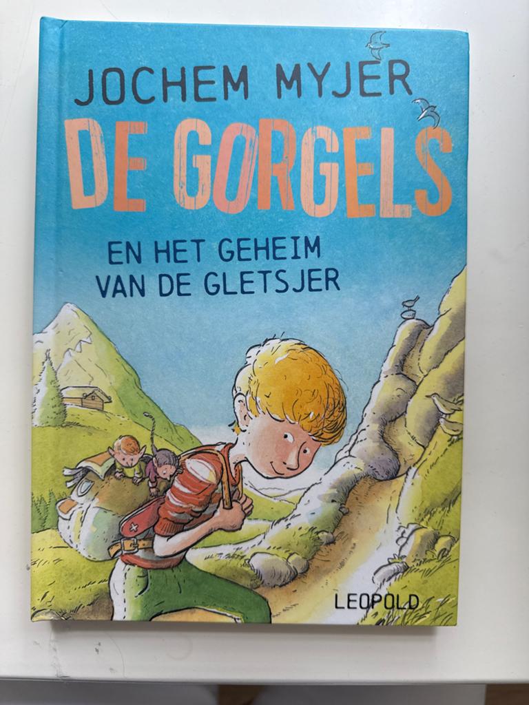 Jochem Myjer - De Gorgels en het geheim van de gletsjer, Boeken, Ophalen of Verzenden, Zo goed als nieuw, Fictie algemeen