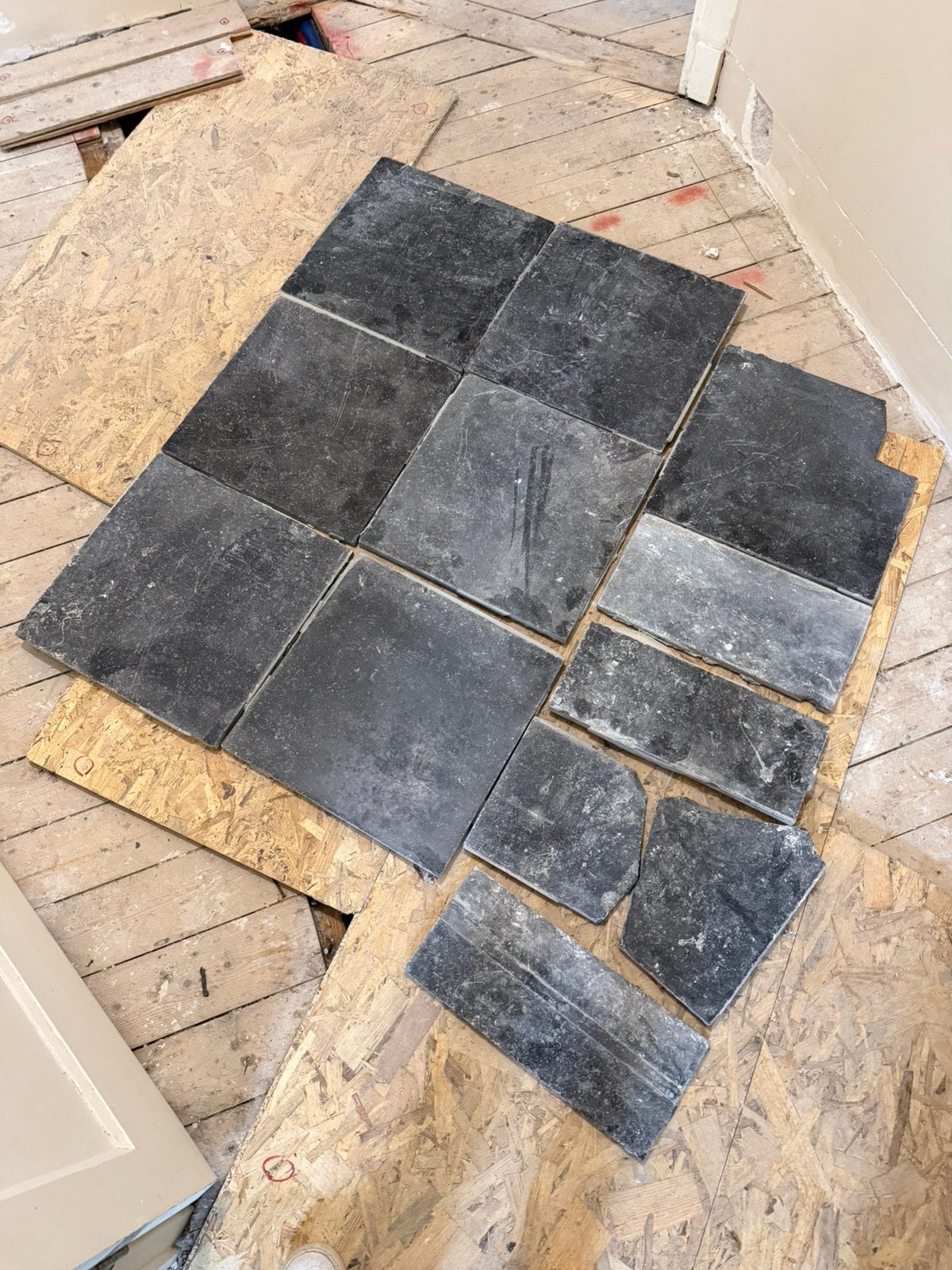 Belgisch hardsteen, gebruikt, 40x40, tegels deels gebroken, Doe-het-zelf en Verbouw, Ophalen, 60 cm of meer, Hardsteen, Zo goed als nieuw