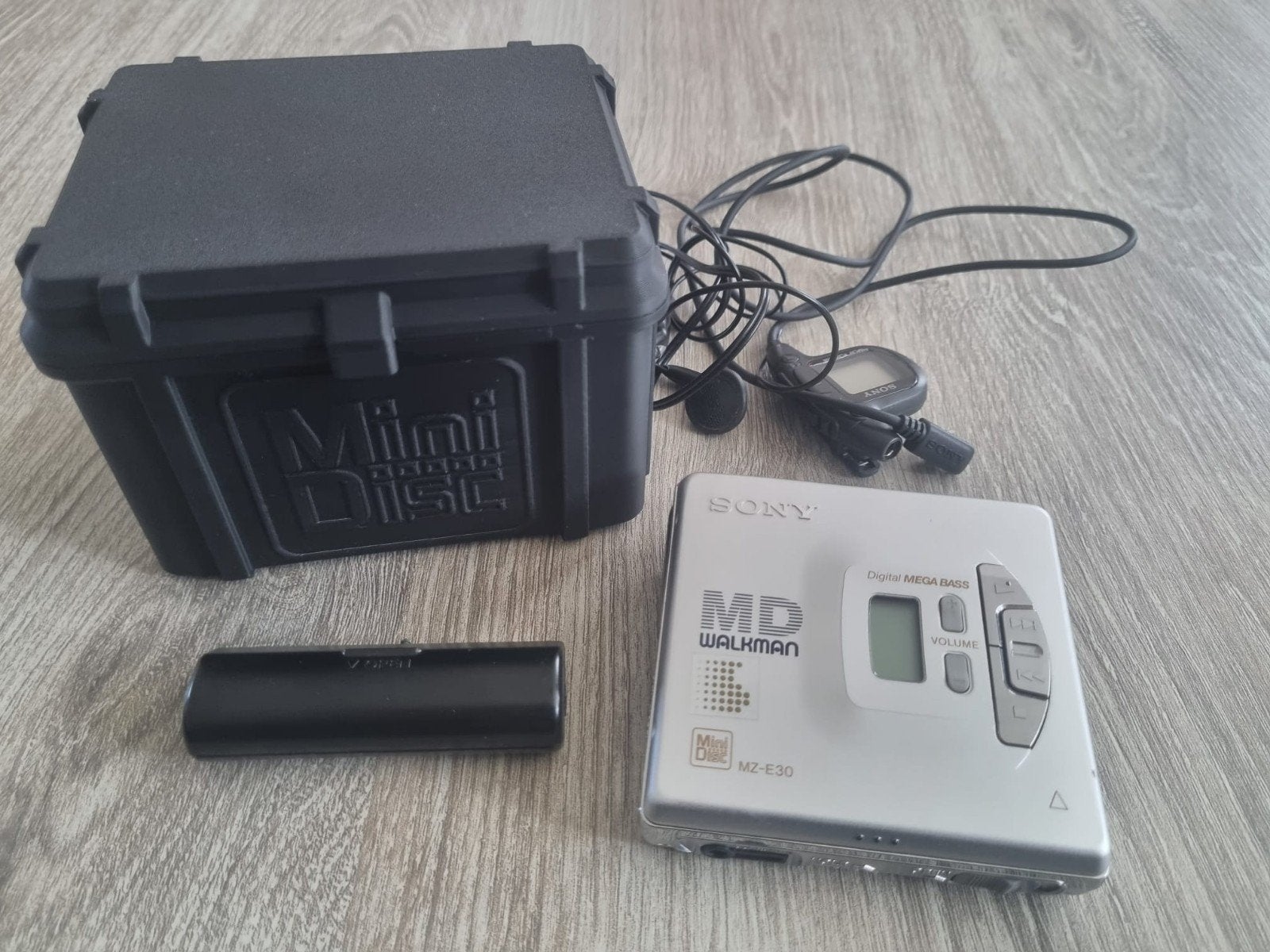 Sony MZ-E30 Minidisc speler + 10 minidiscs in opbergbox, Ophalen of Verzenden, Gebruikt, Sony