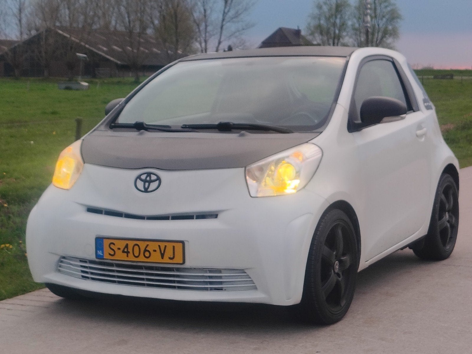 Toyota IQ 1.0 2009 Wit, 4 stoelen, Handgeschakeld, 3 cilinders, Geïmporteerd