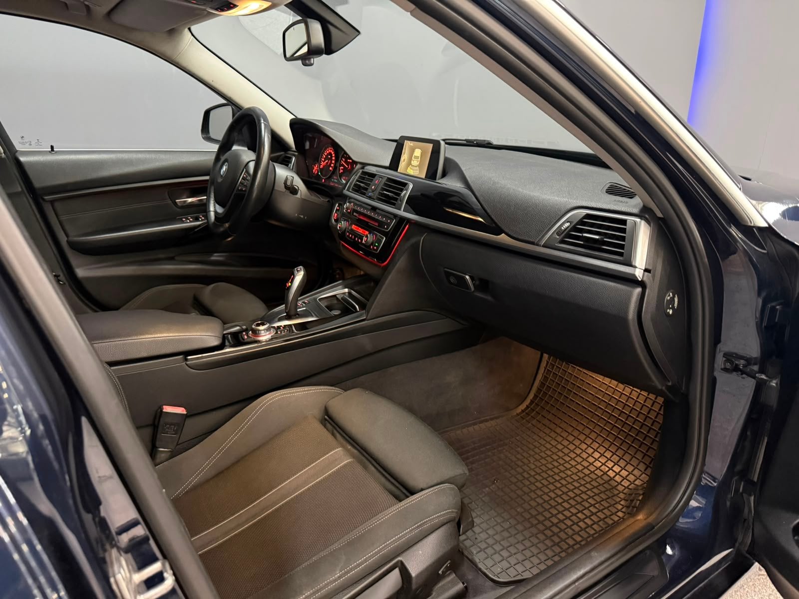BMW 3 Serie Touring 320d EDE Corporate Lease Essential, Automaat, 745 kg, 4 cilinders, Blauw