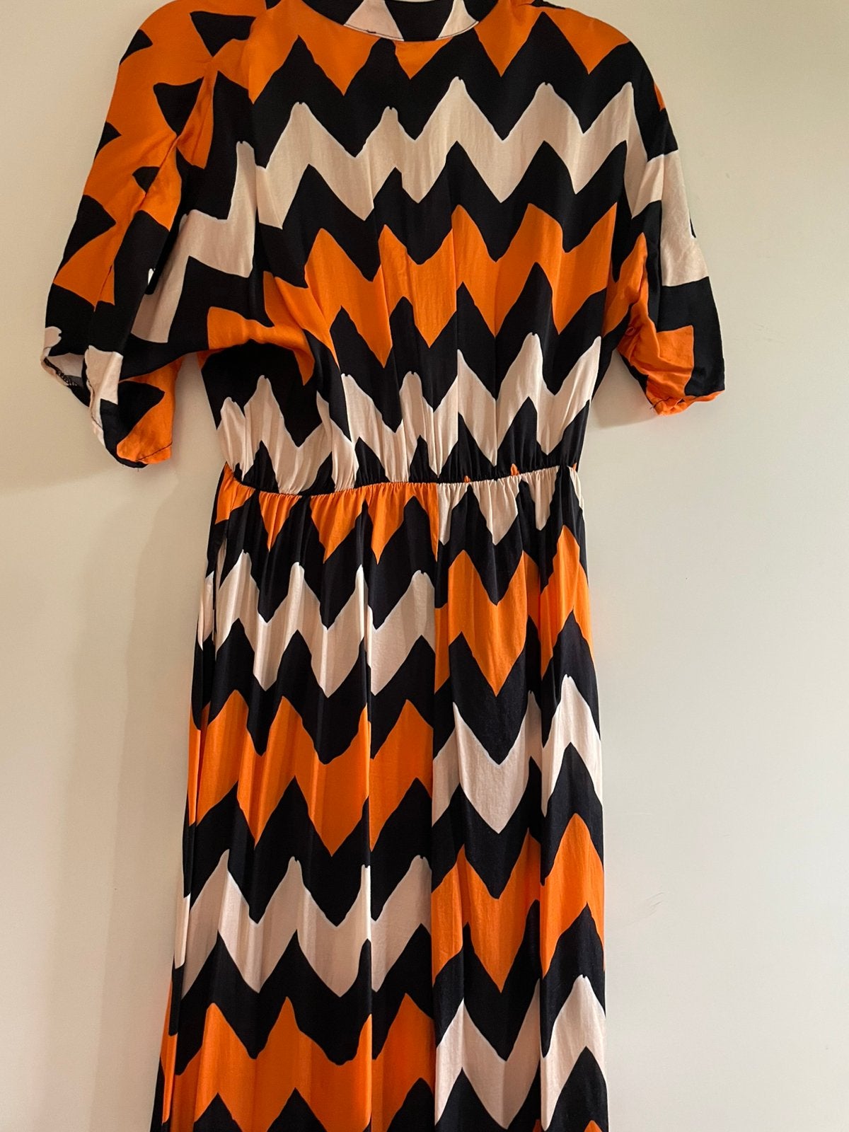 Jurk Oranje met zwarte print. one size model, Verzenden, Maat 42/44 (L), Nieuw, Oranje