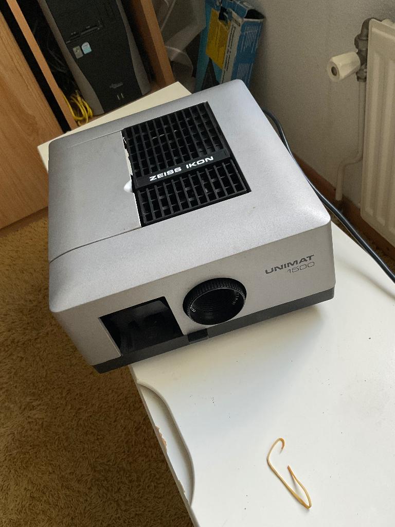 Diaprojector en scherm op standaard, Ophalen, Gebruikt, Met scherm