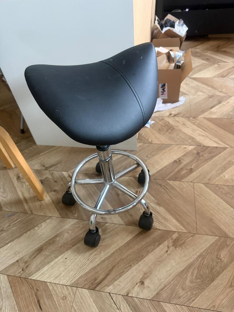 Zadelkruk kapper, Huis en Inrichting, Krukjes, Ophalen, In hoogte verstelbaar, Zo goed als nieuw, Kunststof