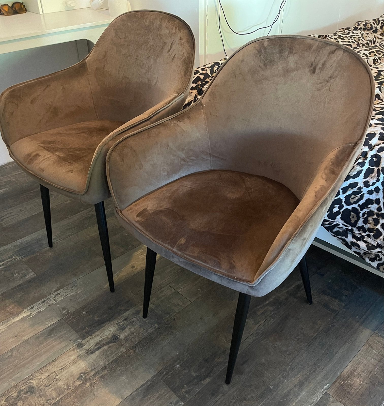 Twee bruine stoelen, Huis en Inrichting, Stoelen, Ophalen, Zo goed als nieuw, Bruin, Twee