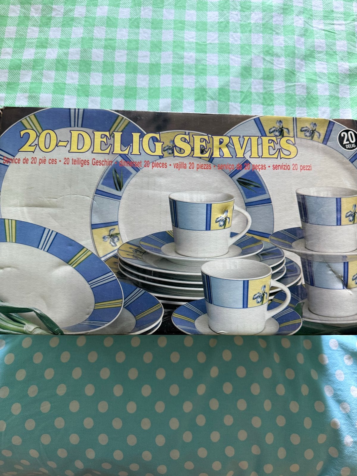 Nieuw 20-delig servies met blauw/geel patroon, Huis en Inrichting, Ophalen, Nieuw, Keramiek, Compleet servies