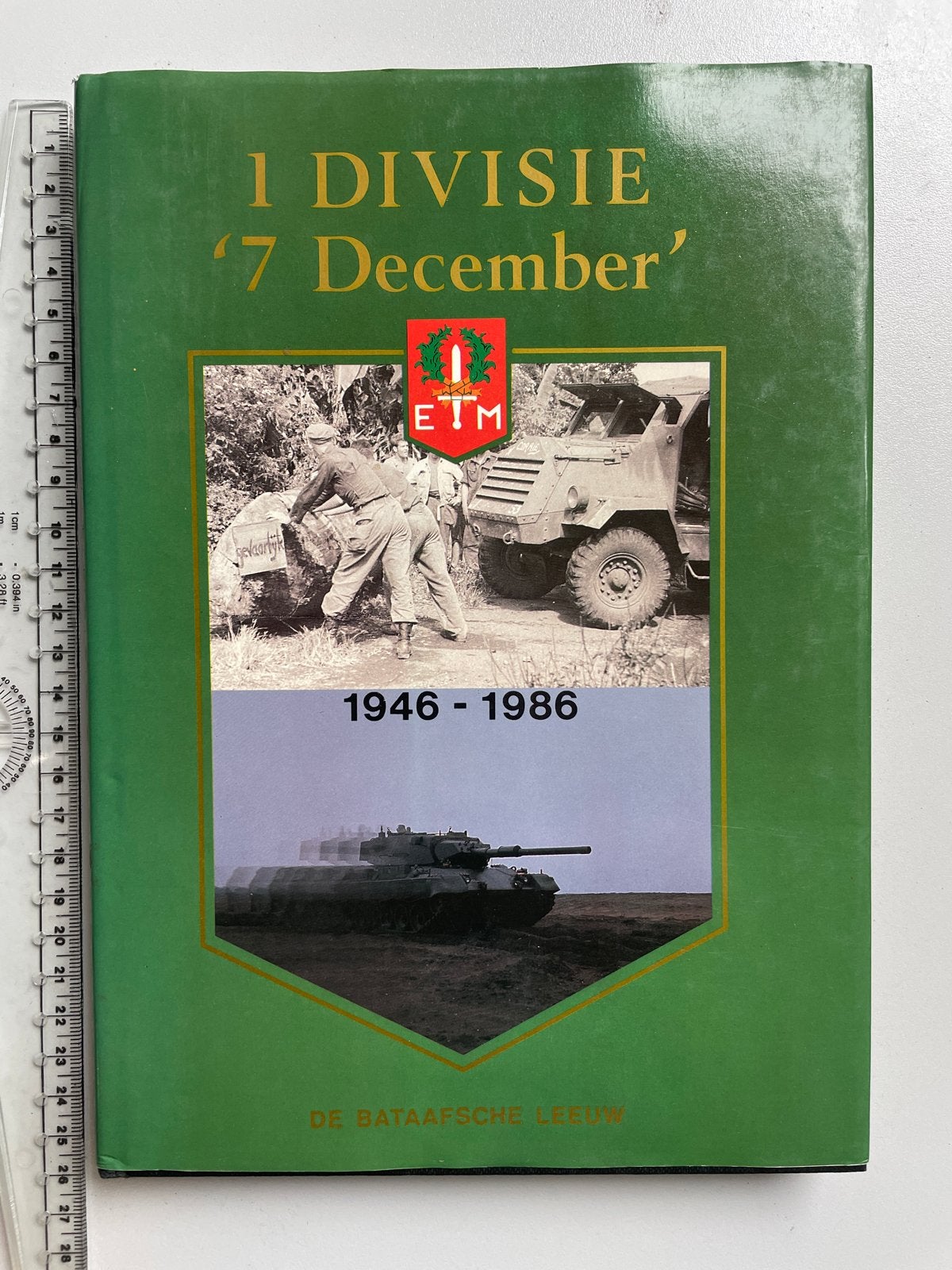 1 Divisie '7 December' 1946-1986 - De Bataafsche Leeuw, Ophalen of Verzenden, Zo goed als nieuw, Landmacht, 1945 tot heden
