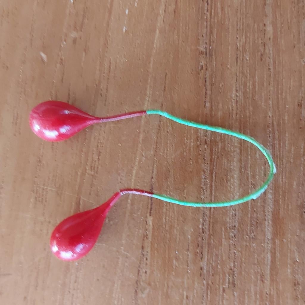 25 stuks: 2 rode besjes op ijzerdraad - decoratie, alles:, Hobby en Vrije tijd, Ophalen of Verzenden, Zo goed als nieuw