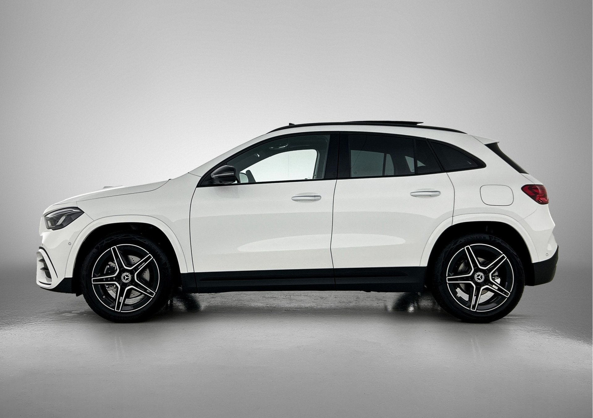 Mercedes-Benz GLA 180 Business Solution AMG | Premium Plus p, Auto's, Zwart, 4 cilinders, Wit, Bedrijf