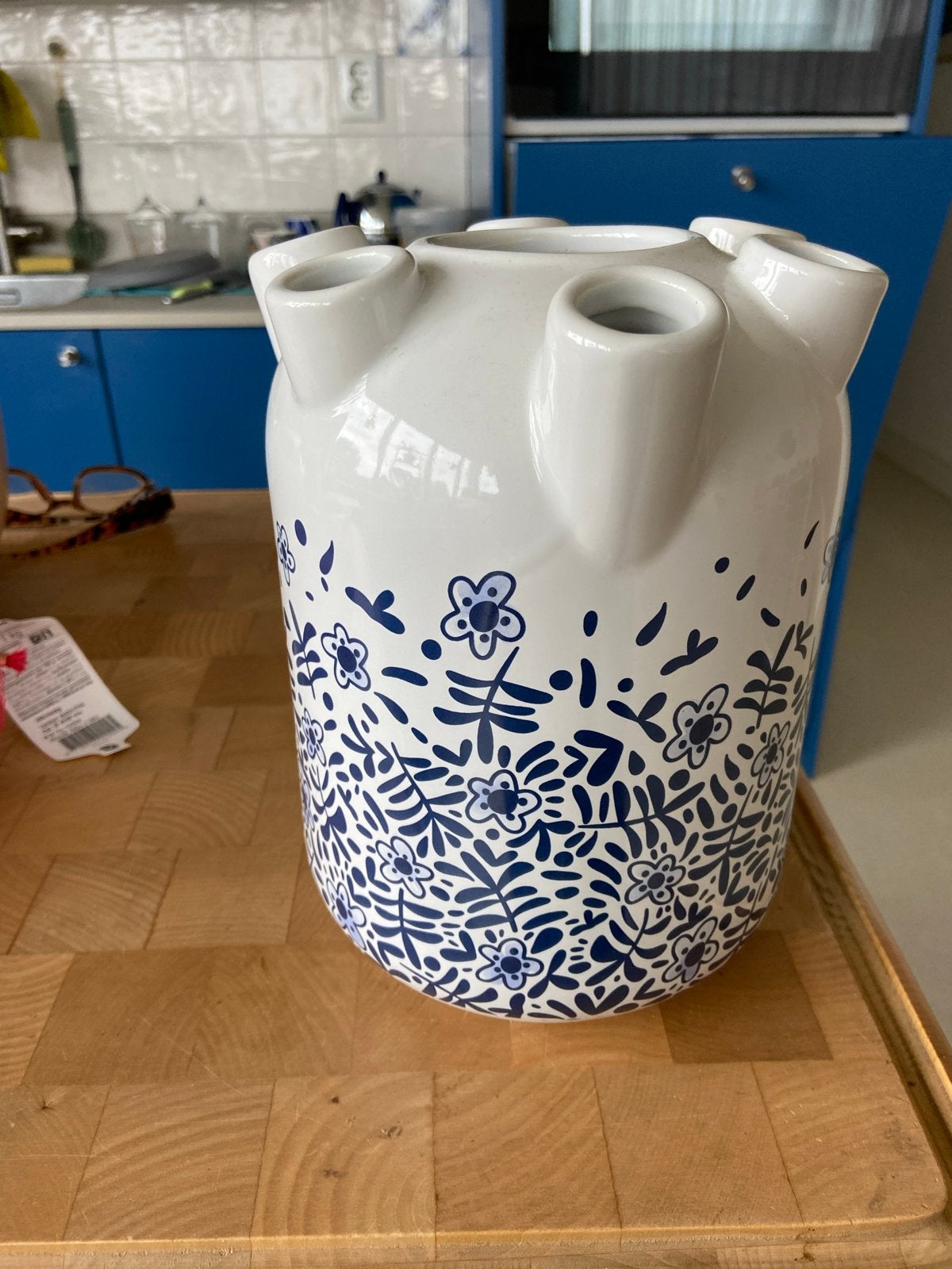 HEMA Tulpenvaas Keramiek Blauw-Wit Bloemenpatroon, Blauw, Aardewerk of Porselein, Ophalen of Verzenden, Zo goed als nieuw