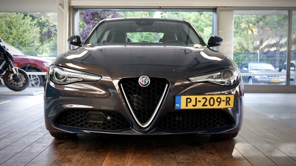 Alfa Romeo Giulia 2.0T Super | Sport uitlaat | leder | Breed, Euro 6, 4 cilinders, Automatische klimaatregeling, 1600 kg