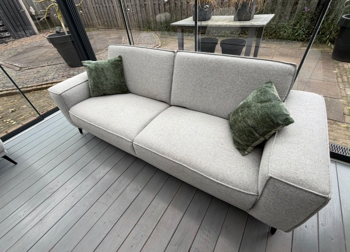 Modern lichtgrijs bankje met hocker, zwarte pootjes, Ophalen, Driepersoons, 75 tot 100 cm, Zo goed als nieuw