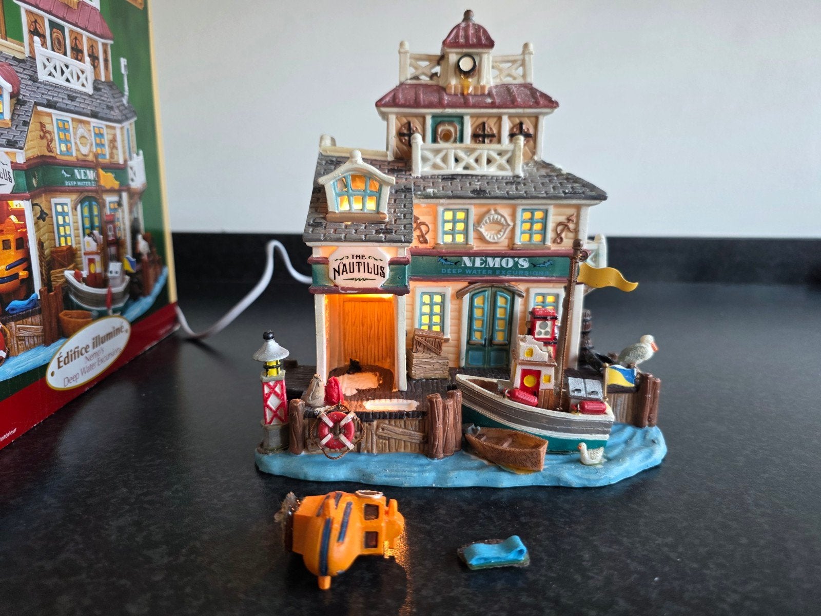 Lemax Retired Nemo's Deep Water Excursions kersthuisje, Diversen, Ophalen, Gebruikt
