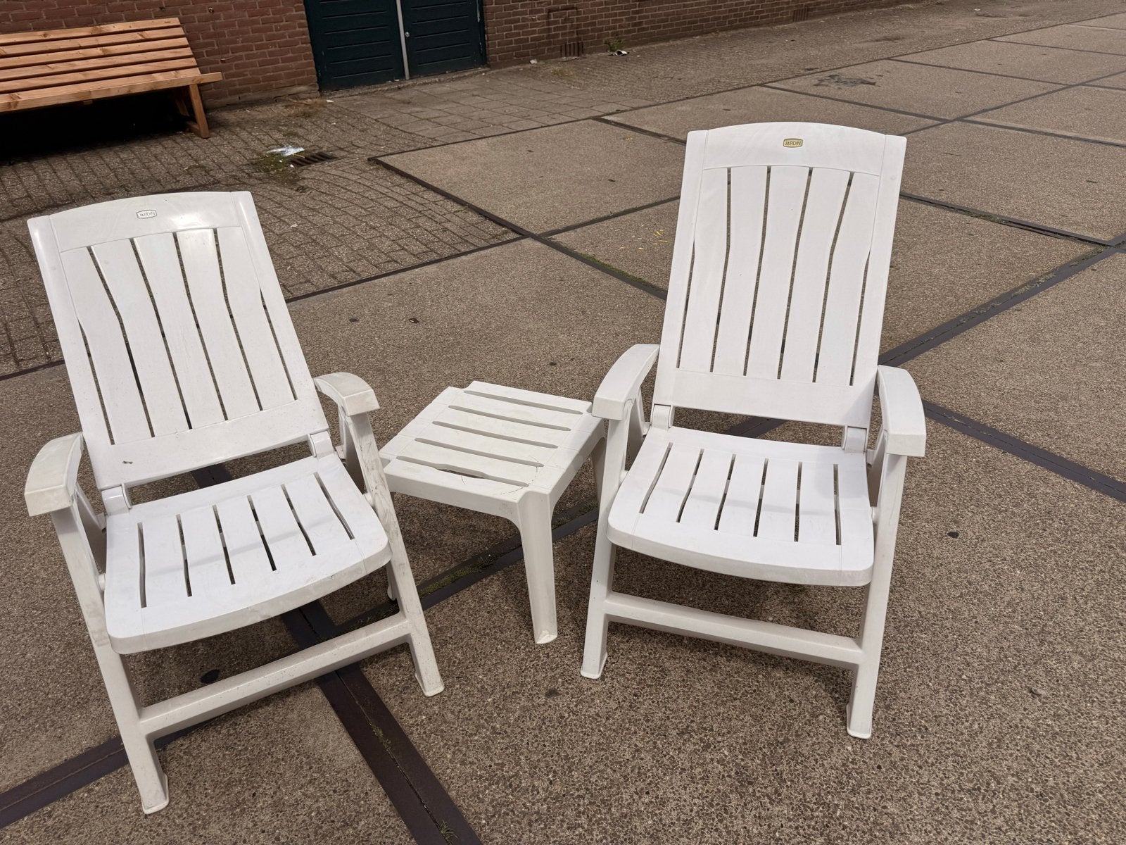 2x Jardin tuinstoelen en bijzettafel - wit plastic, Tuin en Terras, Tuinstoelen, Ophalen, Gebruikt, Plastic, Inklapbaar
