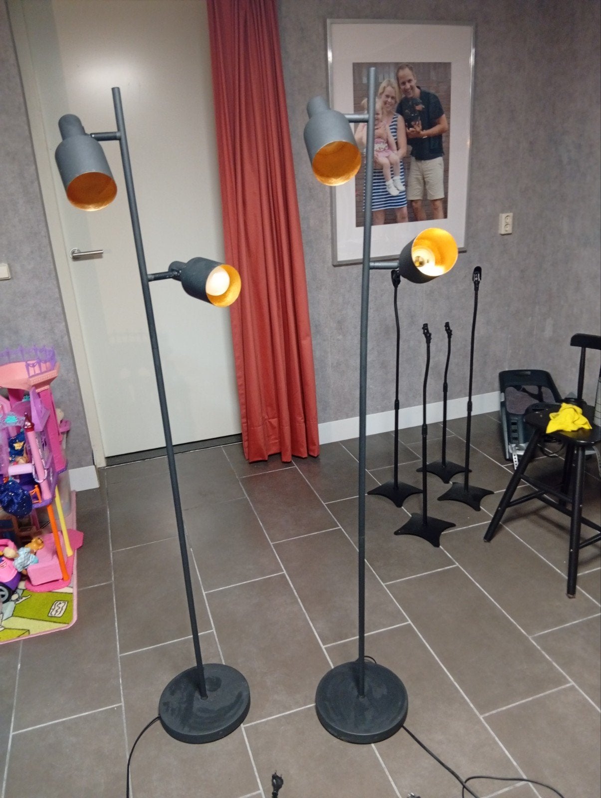 Twee Moderne zwarte vloerlampen. Vraagprijs is voor 1 lamp., Ophalen, Gebruikt, E27 (groot), Metaal