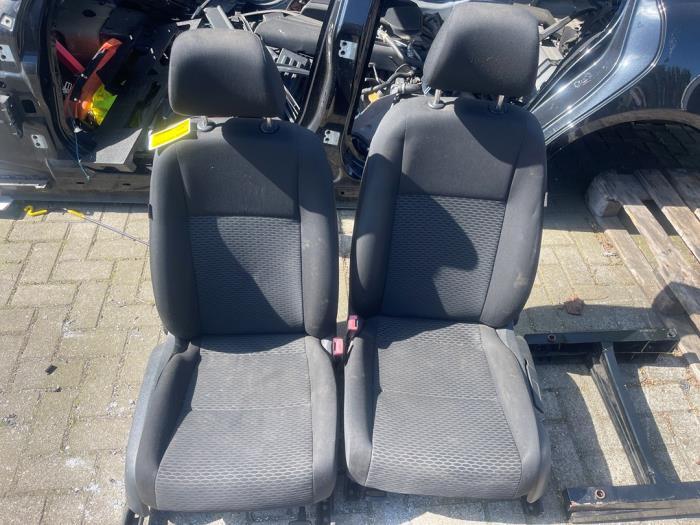Voorstoelen links + rechts van een Volkswagen Caddy