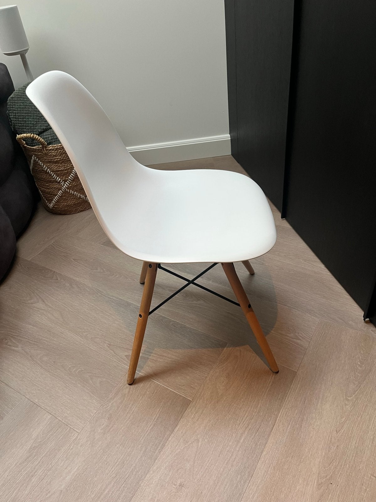 5 witte kunstof stoelen net houten pootjes, Ophalen of Verzenden, Zo goed als nieuw, Wit, Eén