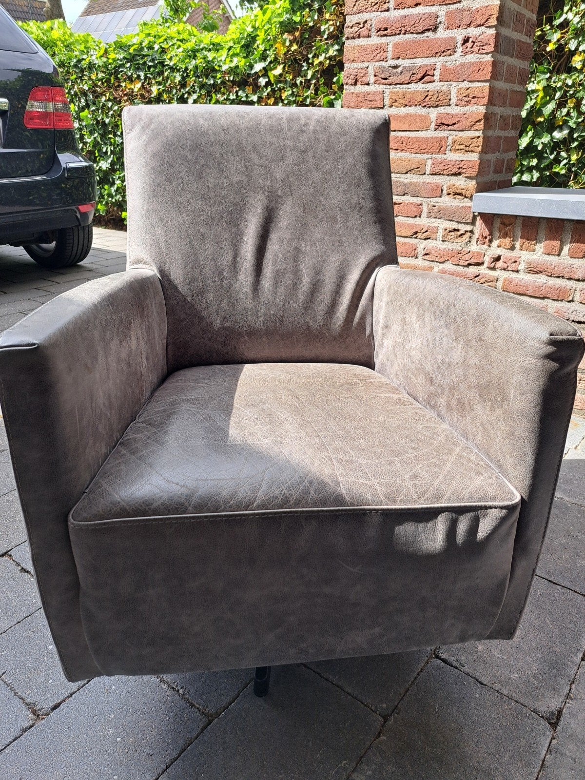 Prachtige fauteuil met zwarte draai poot., Huis en Inrichting, Fauteuils, Ophalen of Verzenden, Zo goed als nieuw, Leer, 50 tot 75 cm