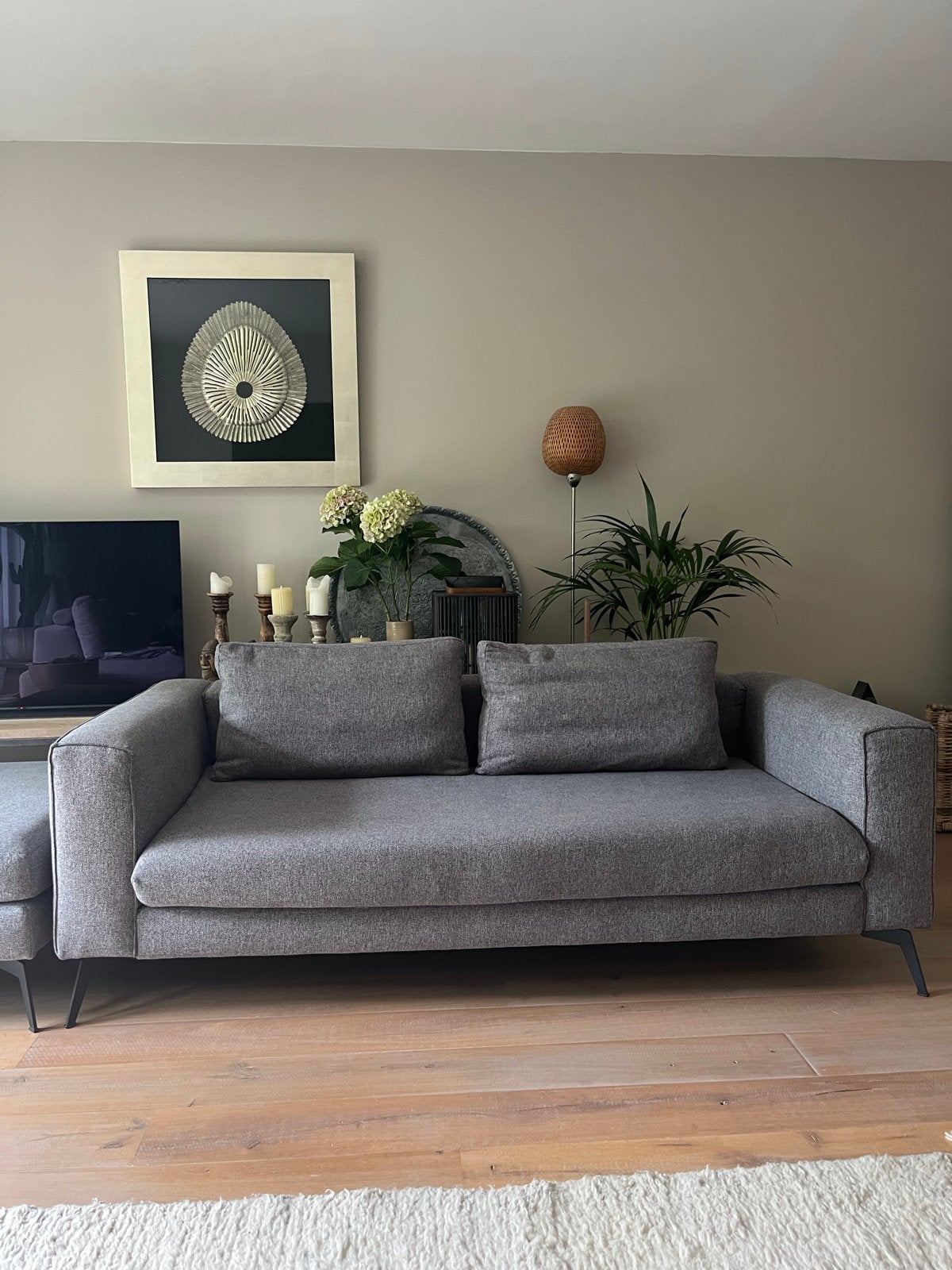 Moderne grijze bank met poef - Zo goed als nieuw, Huis en Inrichting, Driepersoons, 75 tot 100 cm, Ophalen of Verzenden, Zo goed als nieuw