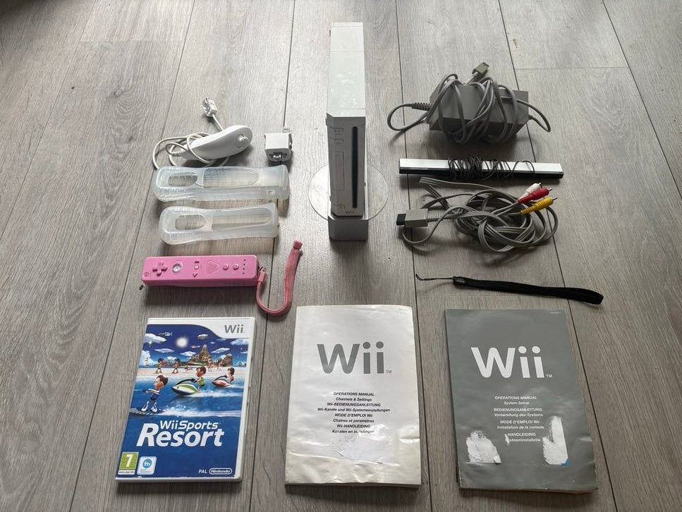 Nintendo Wii Console met Wii Sports Resort en accessoires, Ophalen of Verzenden, Gebruikt, Met 1 controller, Met games