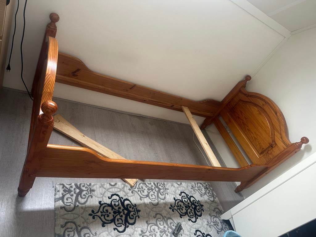 Gratis Eenpersoons bed, Antiek en Kunst, Antiek | Meubels | Bedden, Ophalen