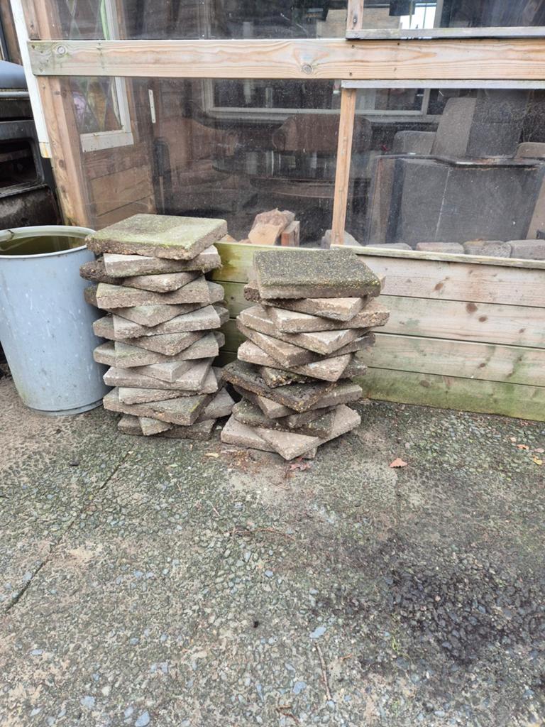 Gratis af te halen ongeveer 65 tegels 30x30, Tuin en Terras, Ophalen, Gebruikt, Beton, Terrastegels