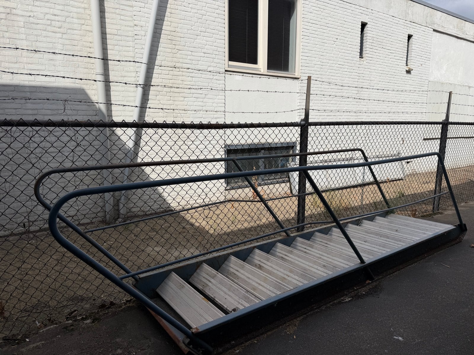 Stevige metalen trap met leuning - Gebruikt, Doe-het-zelf en Verbouw, Ladders en Trappen, Ophalen, Gebruikt, -, Trap