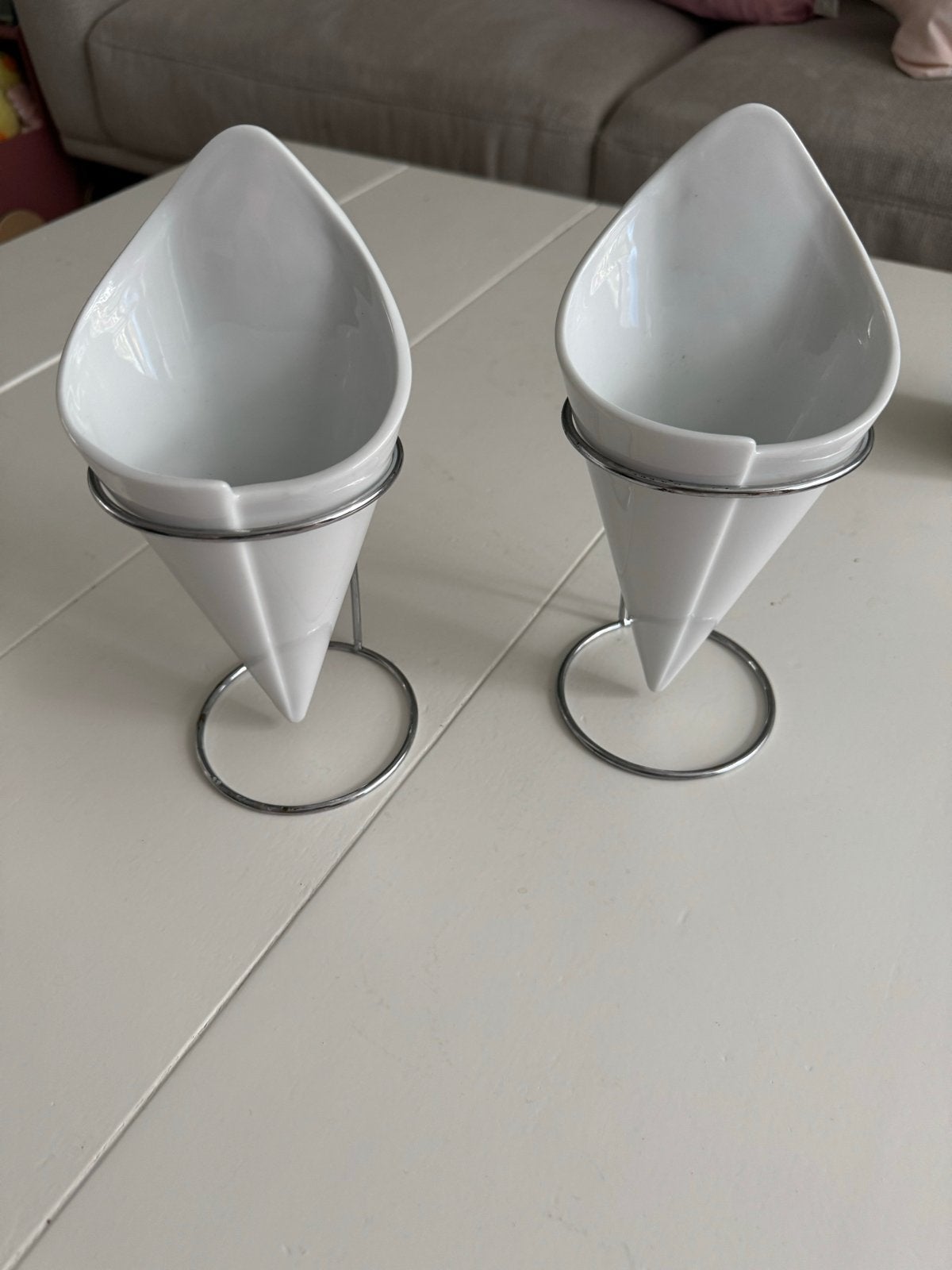 2 Witte porseleinen frietzakjes met metalen houder, 20 cm ho, Ophalen, Overige typen, Zo goed als nieuw, Steen/keramiek