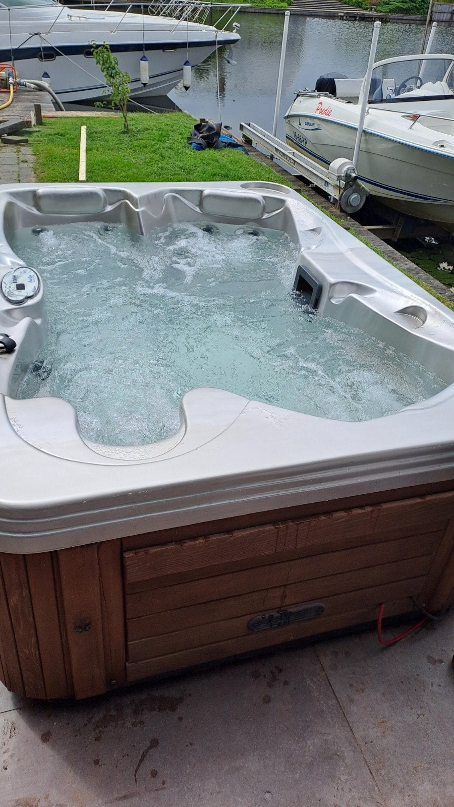 Luxe Spa Buiten Jacuzzi met Afdekzeil en Pomp, Ophalen of Verzenden, Gebruikt, Afdekzeil, Vast