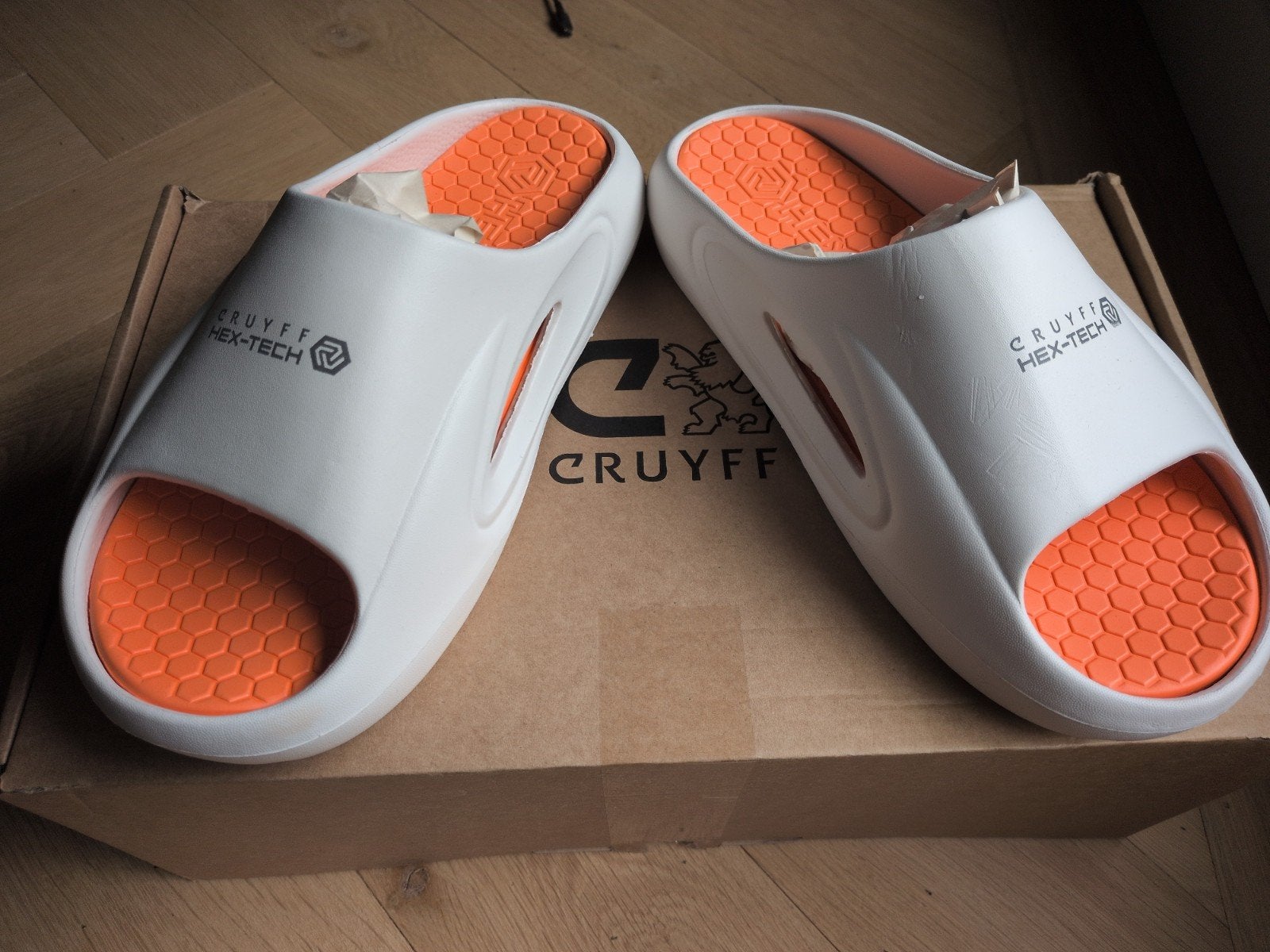 Cruyff Hex-Tech Slippers - Wit/Oranje - Maar 44-45, Ophalen of Verzenden, Nieuw, Wit