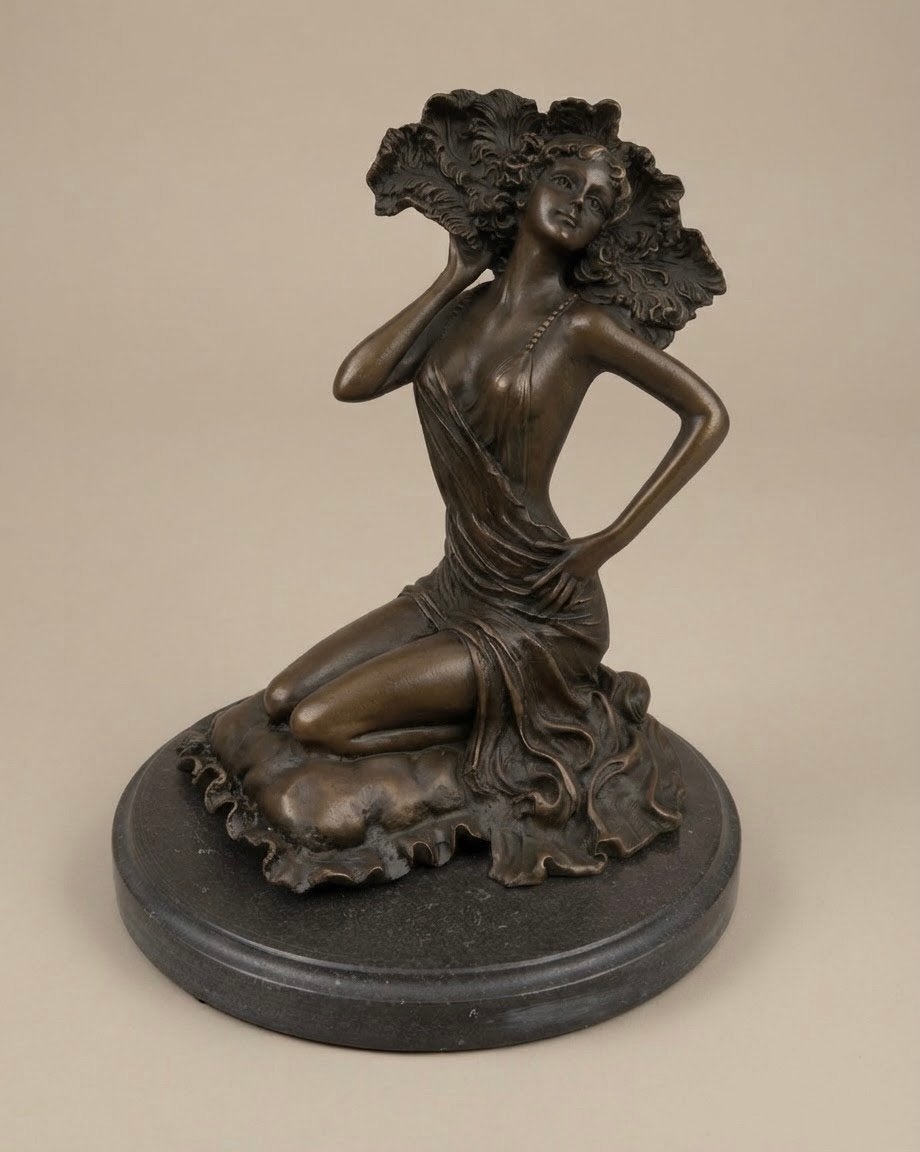 Elegant bronzen beeld van een vrouw op marmeren sokkel, Ophalen of Verzenden, Brons, Beeld, Bruin