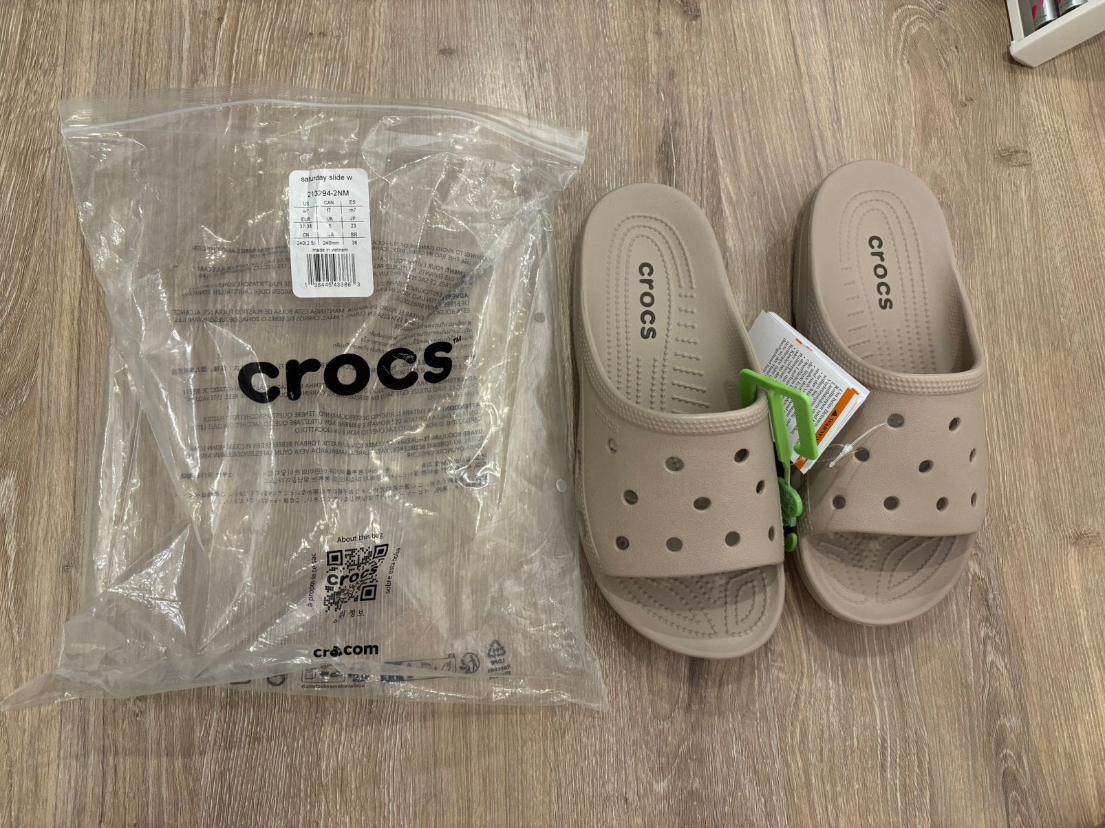 Originele Crocs (Nieuw in verpakking) – Maat 37-38 – Dulcé, Slippers, Beige, Nieuw, Ophalen of Verzenden