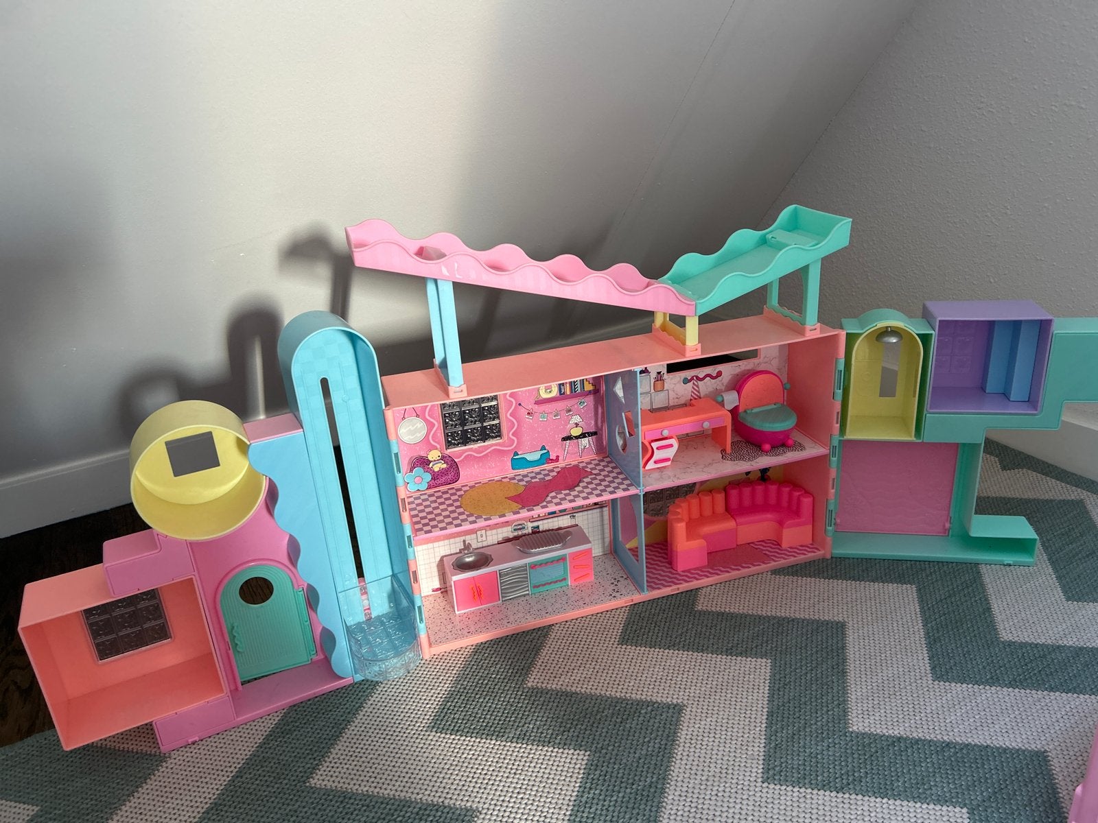 LOL Surprise Poppenhuis met inhoud zoals getoond., Ophalen, Gebruikt, Poppenhuis