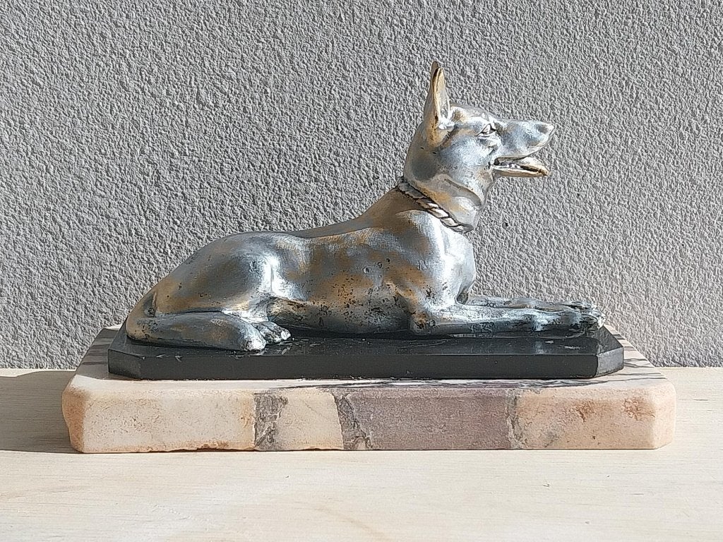 Art Deco beeld hond zamak op marmer presse papier, Zilver, Minder dan 20 cm, Art deco, Gepatineerd