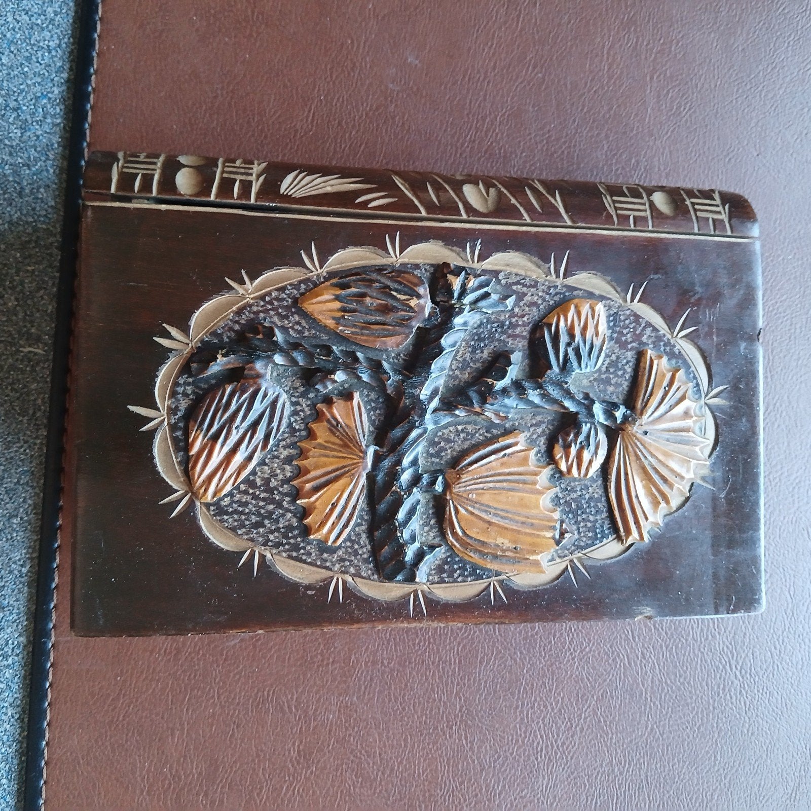 Antieke houten sigarettendoos in boekvorm, handgesneden, Ophalen of Verzenden