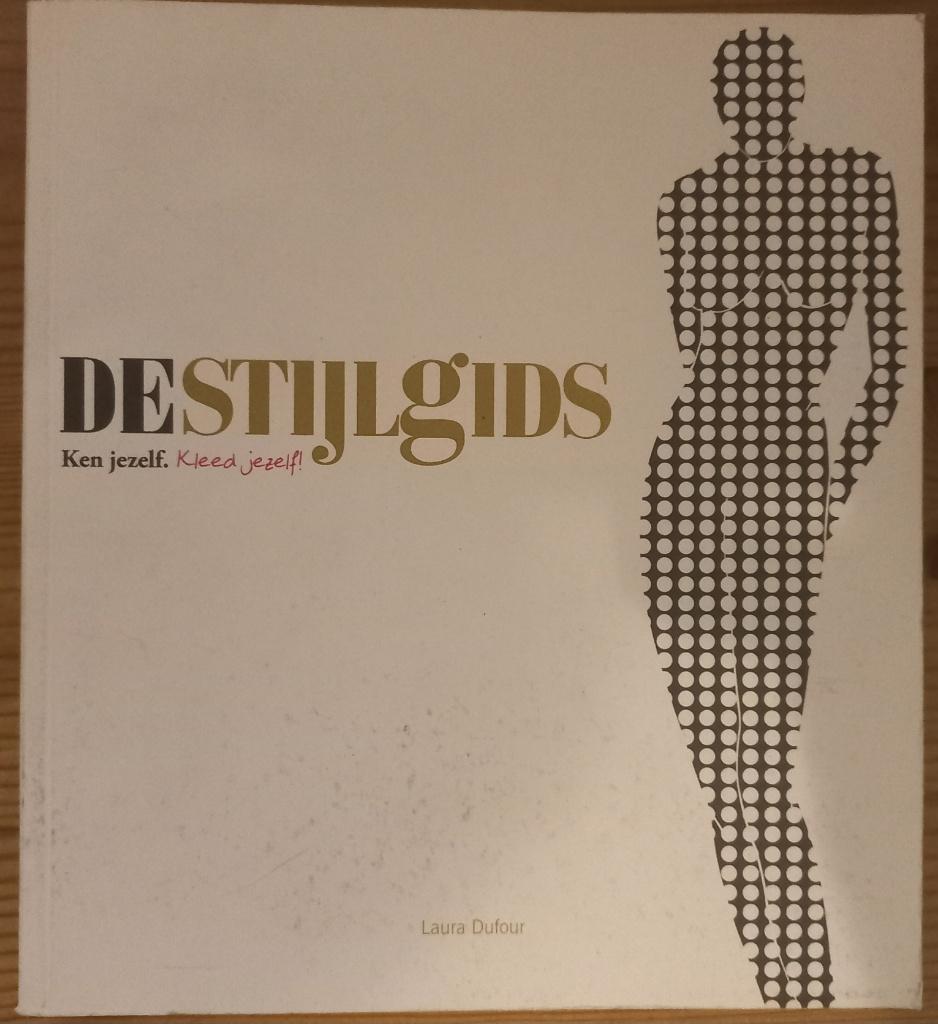 De stijlgids ken jezelf kleed jezelf - Laura Dufour, Ophalen of Verzenden, Zo goed als nieuw, Mode algemeen, Laura Dufour