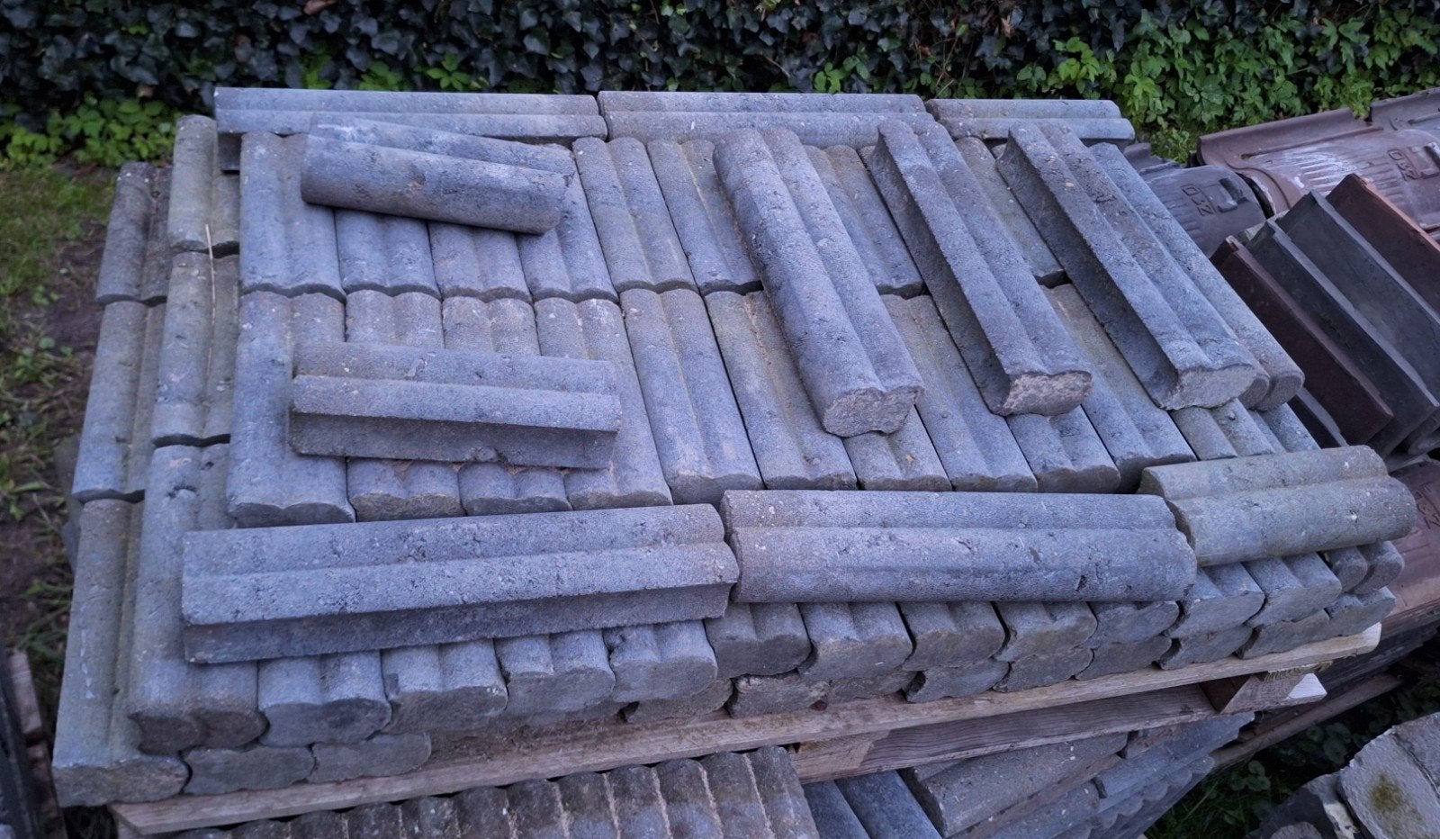 Gebruikte palissadebandjes 106 stuks.  25x6 voor rondingen, Tuin en Terras, Ophalen, Gebruikt, Grijs