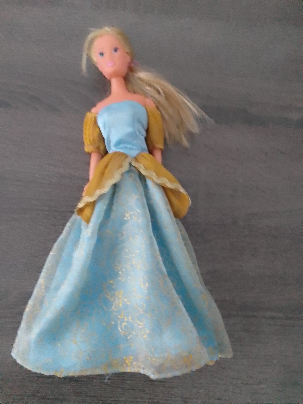 Barbie pop in blauwe en gouden jurk, Ophalen, Gebruikt, Barbie