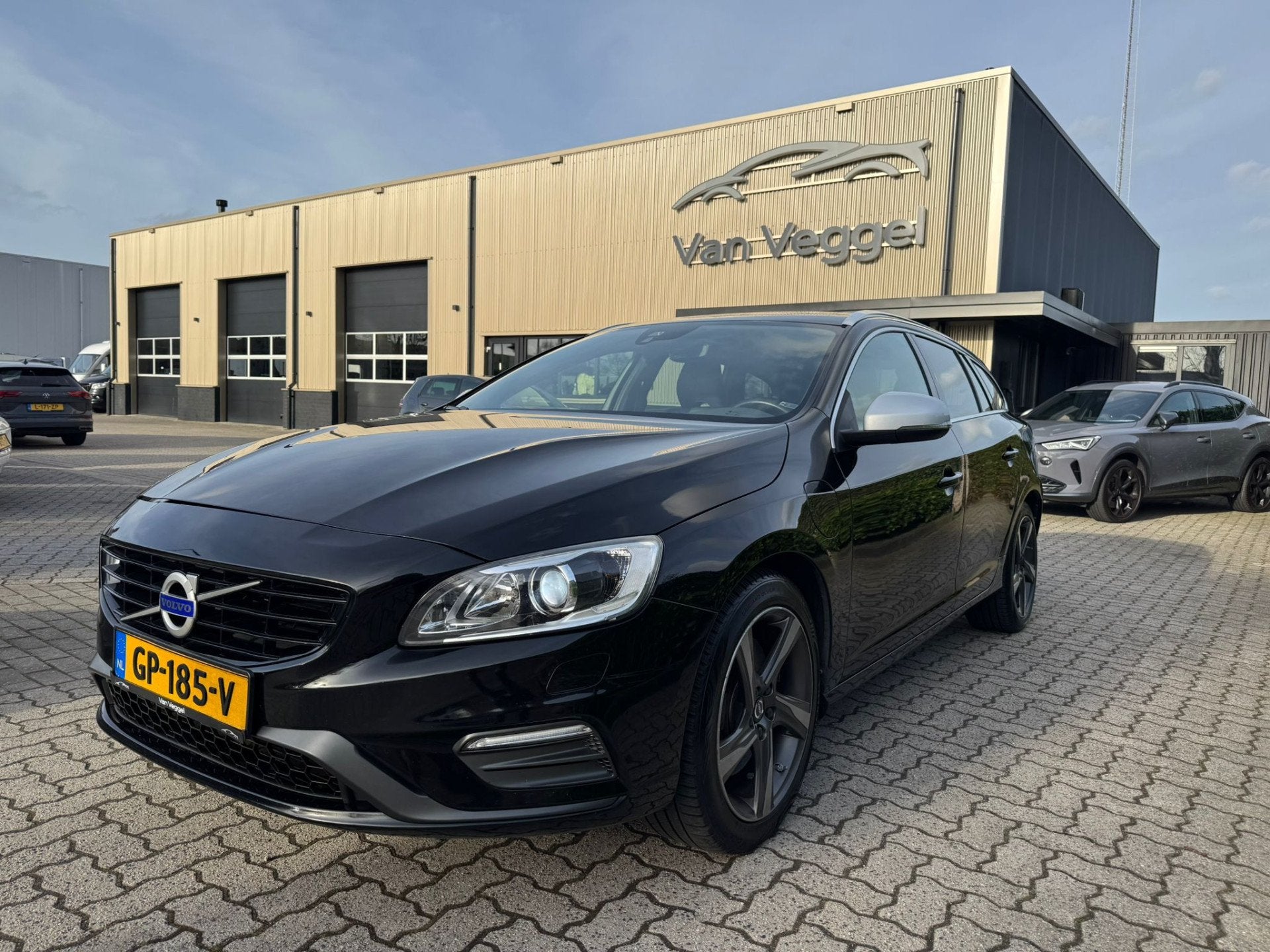 Volvo V60 2.4 D6 Twin Engine R-Design leer, cruise, stoelver, Auto's, Volvo, Automaat, Automatische klimaatregeling, Vierwielaandrijving
