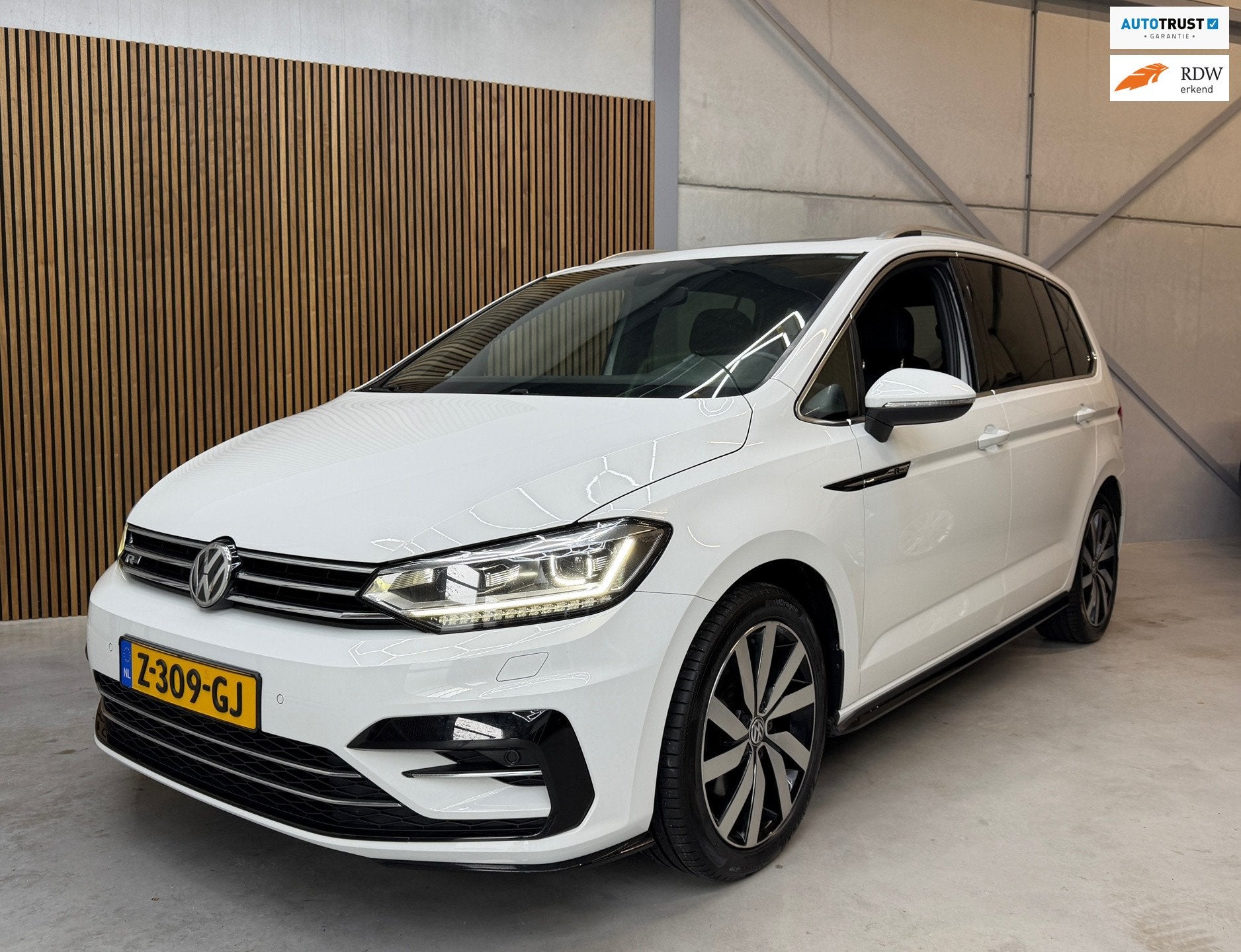 Volkswagen Touran 1.5 TSI Highline Business R-LINE 7p AUOTMA, Dealer onderhouden, Euro 6, 4 cilinders, 150 pk