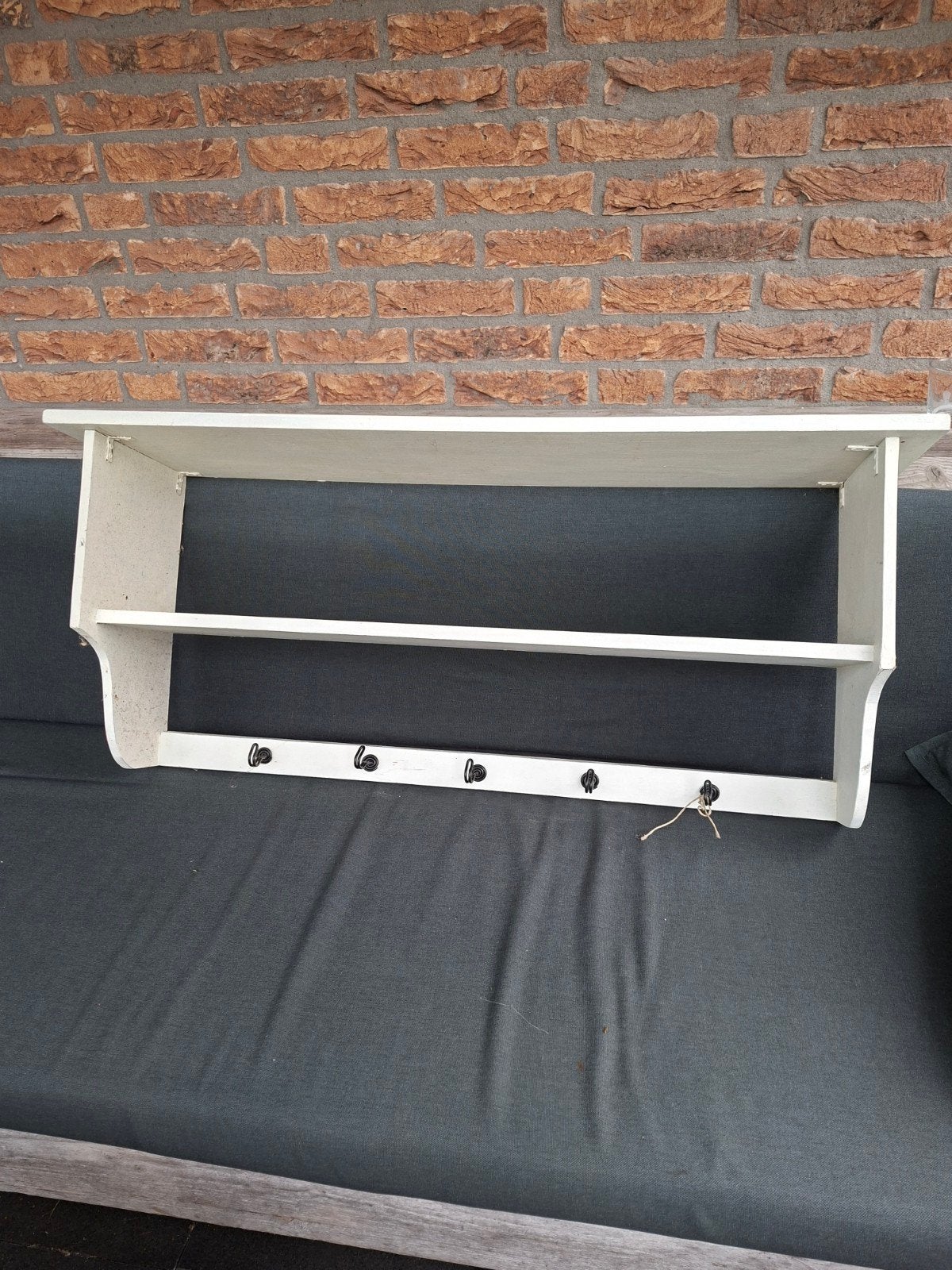 Witte houten wandplank/regaal met haken, Ophalen, Gebruikt