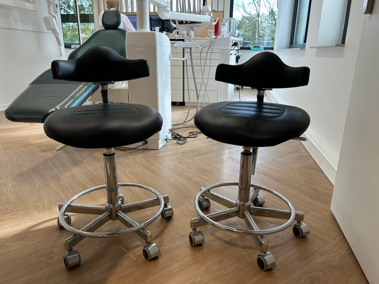 Twee ergonomische krukken op wieltjes, Huis en Inrichting, Ophalen, Gebruikt, IJzer