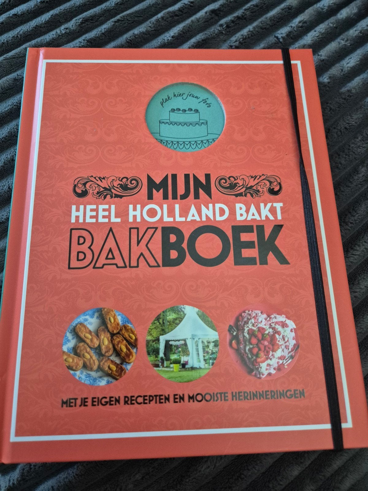 Mijn Heel Holland Bakt Bakboek - Recepten en Herinneringen, Taart, Gebak en Desserts, Ophalen of Verzenden, Zo goed als nieuw