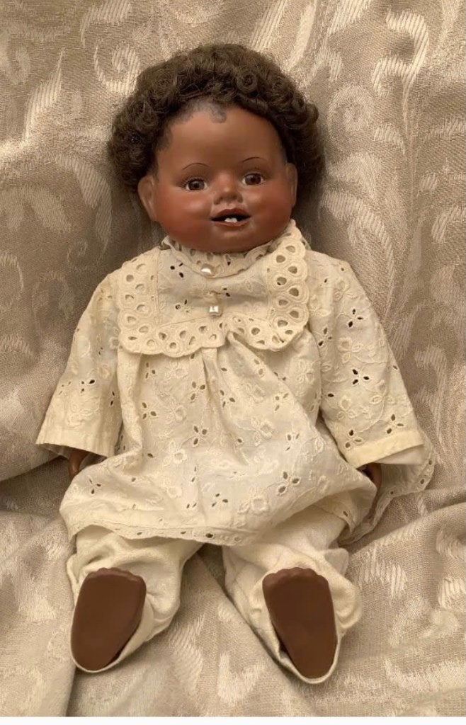 Antieke donkere pop, met pruik, lijf van stro, 38 cm, Ophalen of Verzenden, Zo goed als nieuw, X, Pop