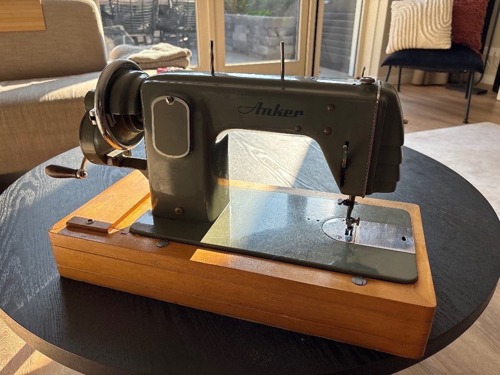 Werkende Anker naaimachine met handaandrijving, Ophalen