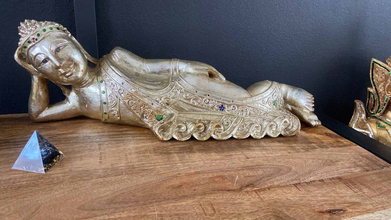 Liggende Bhoedda met mozaïek en bladgoud 60x20 cm, Huis en Inrichting, Woonaccessoires | Boeddhabeelden, Ophalen, Steen/keramiek