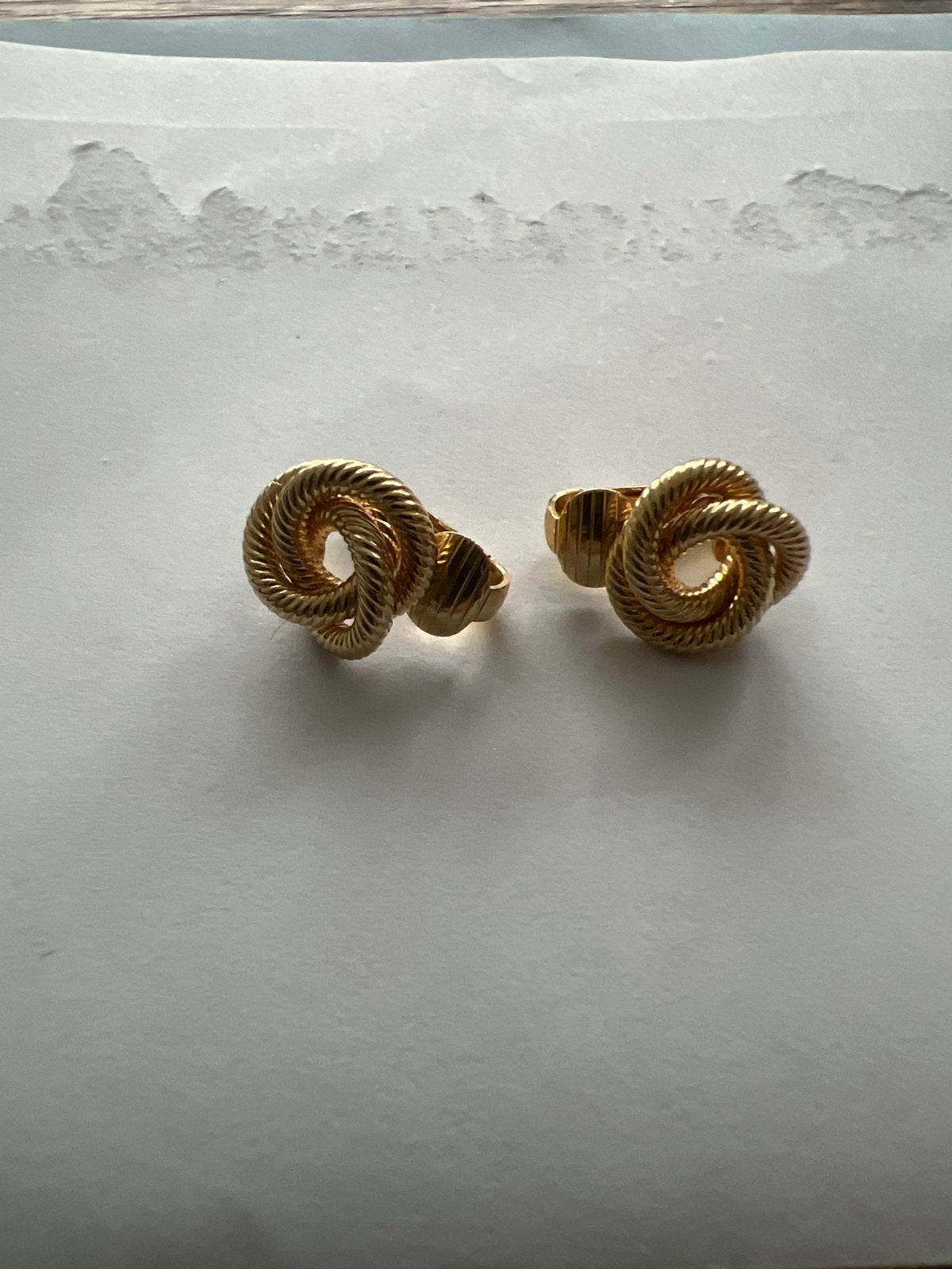 Goudkleurige  Geknoopte Pretzel Stijl Clip-on Oorbellen, Ophalen of Verzenden, Zo goed als nieuw, Goud, Knopjes of Stekers